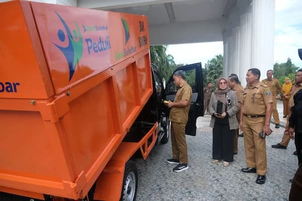 Bupati Jeneponto, H. Paris Yasir, saat mengecek kendaraan CSR dari Bank Sulselbar. (Ist).