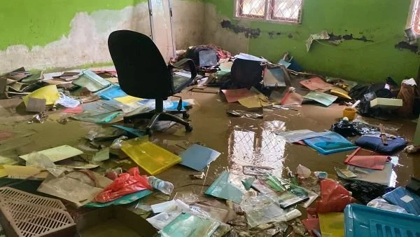 Kondisi salah satu kantor di Maros usai terendam banjir (Dok : Atri KabarMakassar).