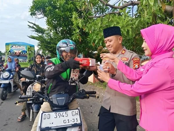 Jajaran personel Polsek Bangkala bersama pengurus Bhayangkari Ranting Bangkala membagikan takjil gratis kepada pengguna jalan. (Dok: Ist)
