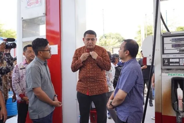 Pemerintah Kota Makassar bersama Pertamina Patra Niaga Regional Sulawesi membahas langkah percepatan normalisasi antrean kendaraan di sejumlah SPBU (Dok: Ist)