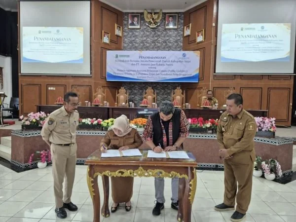 Penandatanganan MOU oleh Bupati Sinjai, Hj. Ratnawati Arif, bersama perwakilan manajemen PT Jasa Raharja Putera, Bambang Tri Ilhamsyah. (Dok: Ist)