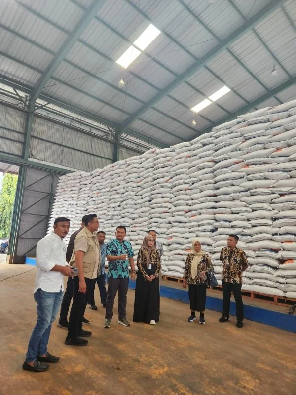 Tim Satgas Pangan Wilayah Sulsel, melakukan kunjungan di Gudang Bulog Modern (GBM) yang bertempat di Panaikang Makassar, Kamis (29/2).