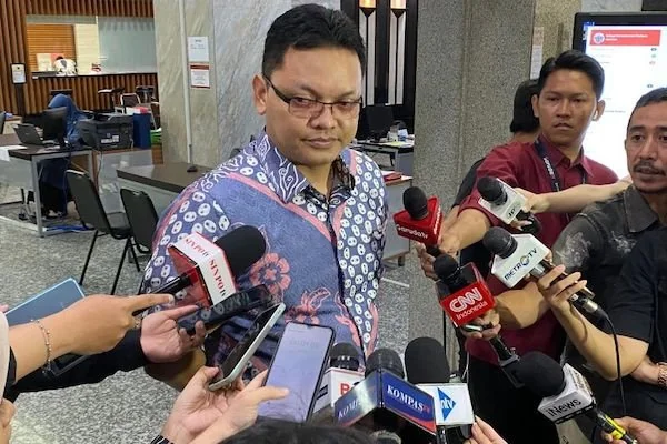 Kepala Biro Hukum dan Administrasi Kepaniteraan Mahkamah Konstitusi (MK) Fajar Laksono menjawab pertanyaan wartawan di Gedung I MK RI, Jakarta, Jumat (19/4/2024). ANTARA/Fath Putra Mulya