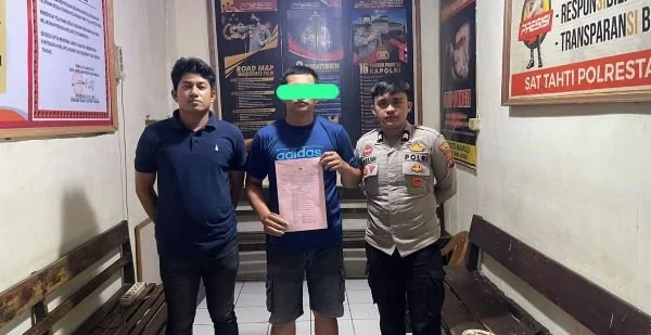 Oknum ASN tersangka penipuan dan penggelapan uang saat ditahan Polisi (Dok : Ist).