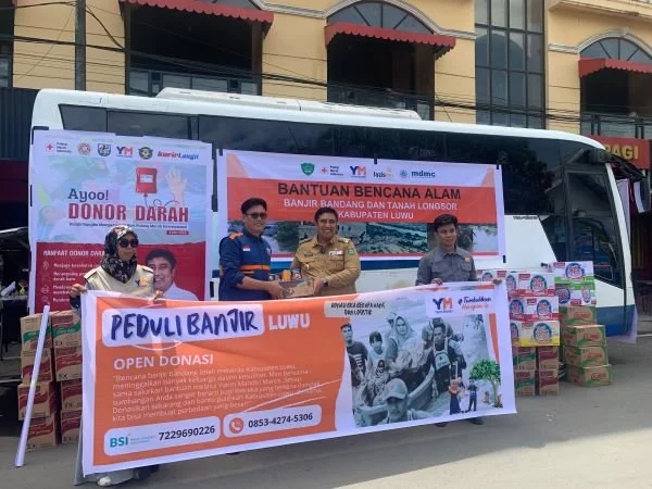 Bupati Maros, Chaidir Syam saat menyalurkan beberapa bantuan kepada korban bencana alam, pada Senin (6/5) kemarin, (Dok : Andi Yusril Natsir)