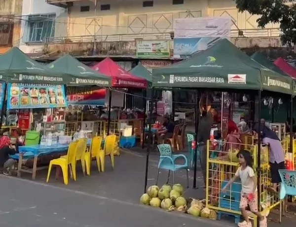 Suasana Pedagang Es Kelapa Muda Mulai Menempati Lapak di Pasar Kampung Baru, (Dok: Ist).