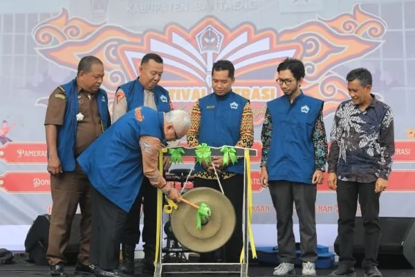 Wabup Bantaeng, Sahabuddin saat membuka Library Pop Up Fest. Dok. Ist