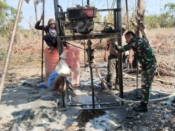 Personel dari Satgas TMMD 122 bersama masyarakat setempat saat bekerjasama dalam pengerjaan sumur bor (Dok : Ist).