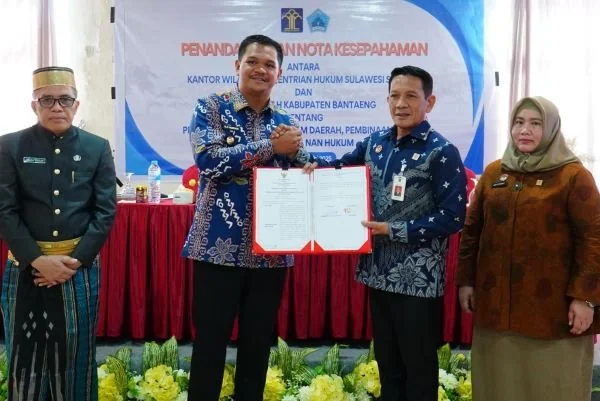 Penandatanganan nota kesepakatan oleh Kepala Kanwil Kemenkum Sulsel, Andi Basmal dan Bupati Bantaeng, Muhammad Fathul Fauzy Nurdin (Dok :; Ist).