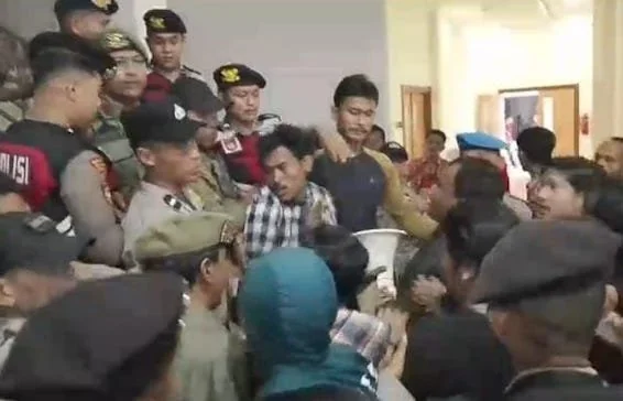 Puluhan Pendemo Dalam Kantor Bupati Gowa Dihadang Satpol PP