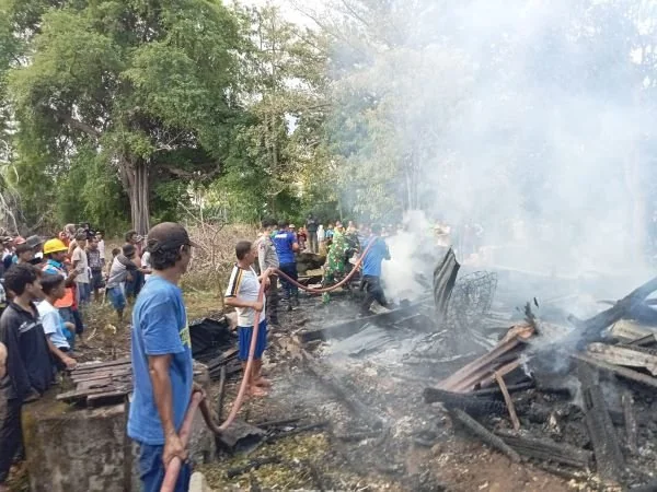 Peristiwa kebakaran menimpa 1 rumah warga di Dusun Bangkala, Desa Tuju, Kecamatan Bangkala Barat, Jeneponto (Dok : ist).