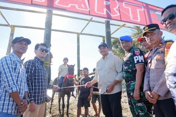 Bupati Bantaeng, M. Fathul Fauzy Nurdin, saat akan membuka Lomba Pacuan Kuda di Desa Biangkeke, Kecamatan Pa’jukukang, Kamis, 14 Agustus 2025.