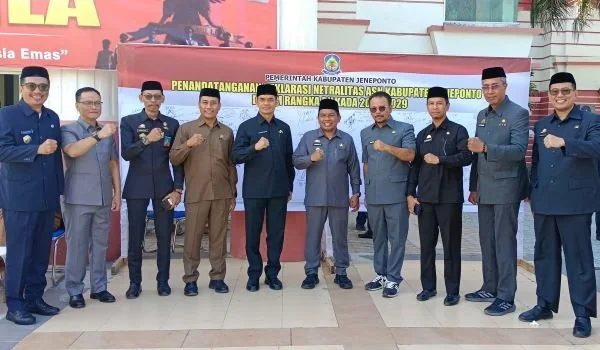 Pj Bupati Jeneponto, Junaedi Bakri bersama jajaran Pemkab melakukan swafoto usai menggelar deklarasi Netralitas ASN (Dok : Ist).