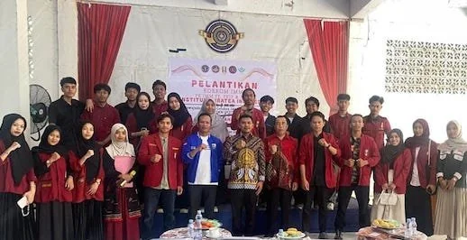 Suasana foto bersama setelah prosesi pelantikan Sahrul sebagai Ketua Koordinator Komisariat (Korkom) Ikatan Mahasiswa Muhammadiyah (IMM) INTI periode baru Aula Kampus INTI. (Ist).