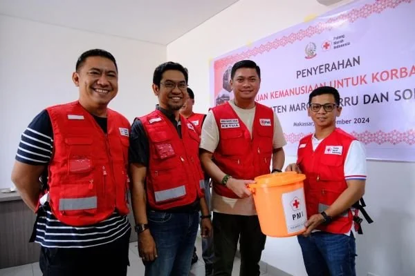 Ketua PMI Sulsel menyerahkan berbagai bantuan kepada PMI Kabupaten Maros, Barru dan Soppeng (Dok : Ist).
