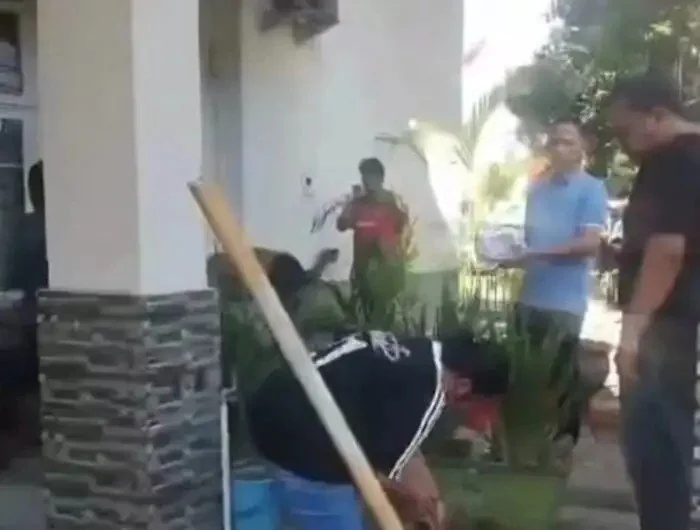 Staf Dinas Kesehatan (Dinkes) Kota Makassar melaksanakan Kerja Bakti Bersama dengan menanam bunga di halaman Kantor Dinas Kesehatan Kota Makassar. (Foto:ist)
