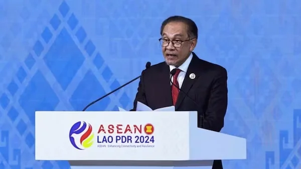 Perdana Menteri Malaysia Anwar Ibrahim berbicara dalam upacara penutupan KTT ASEAN ke-44 dan ke-45 serta KTT Terkait dan Penyerahan Keketuaan ASEAN kepada Malaysia, di National Convention Centre, di Vientiane, Laos, pada tanggal 11 Oktober 2024. (Foto: Re