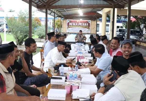 Kapolres Jeneponto saat menggelar buka puasa bersama para awak media dan anak yatim. (Ullah).