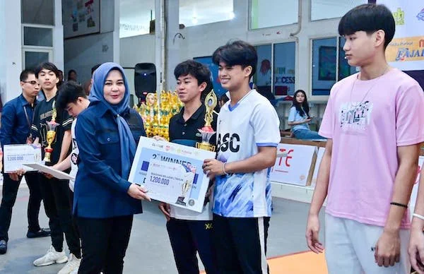 Wakil Gubernur Sulsel Fatmawati Rusdi menyerahkan trofi kepada pemenang DHS Cup III 2025 di Dunia Harapan School (Dok: Ist)