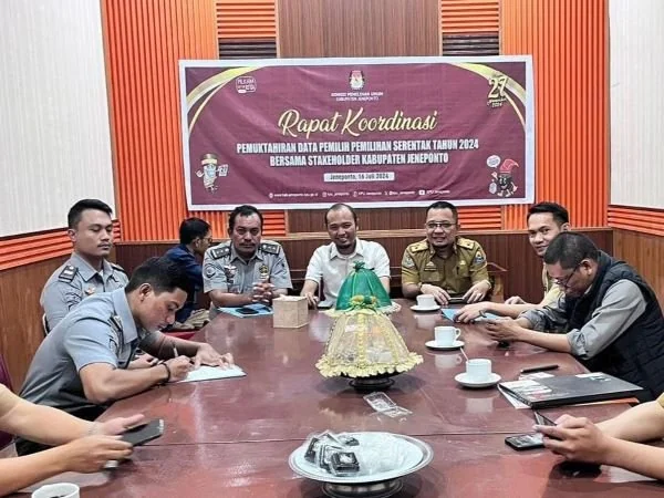 Koordiv Perencanaan Data dan Informasi KPU Jeneponto, Sapriadi Saleh Gandeng Bawaslu, Disdukcapil, Rutan saat menggelar Rakor Penyusunan Daftar Pemilih (Dok : Ist).