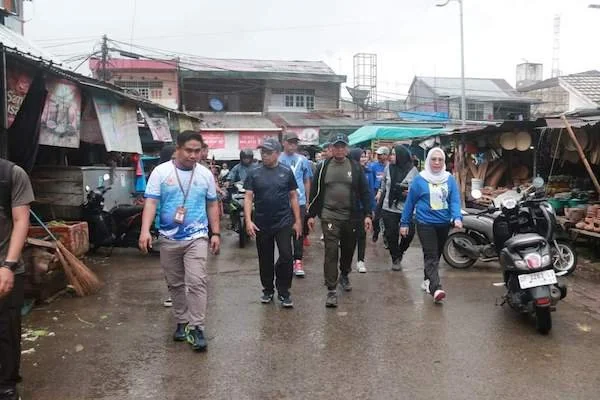 Bupati Mamuju bersama Dandim 1418 Mamuju dan Sekda Mamuju saat berada di pasar sentral Mamuju(dok:Ist)
