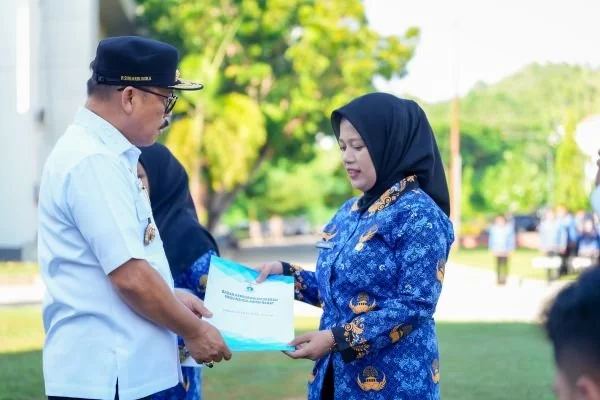 Gubernur Sulbar saat menyerahkan surat keputusan (SK) secara simbolis kepada perwakilan PPPK (Dok : Ist).