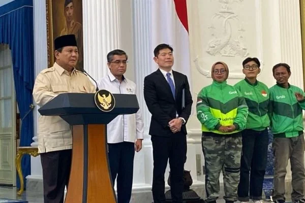 Presiden Prabowo Subianto saat mengumumkan kebijakan pemberian Tunjangan Hari Raya (THR) dan bonus kepada pekerja swasta, BUMN, BUMD, serta pengemudi dan kurir online (Dok : Ist).