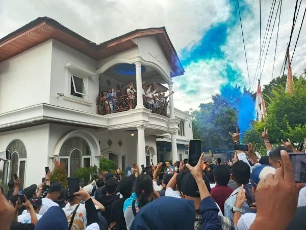Paslon Tina-Yuki saat deklarasi kemenangan (Dok : Ist).