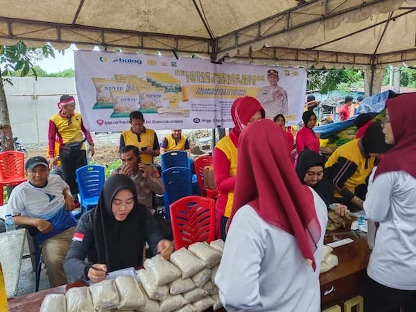 Anggota Polwan Polres Jeneponto saat melayani pembeli di GPM Car free day. (Ist).