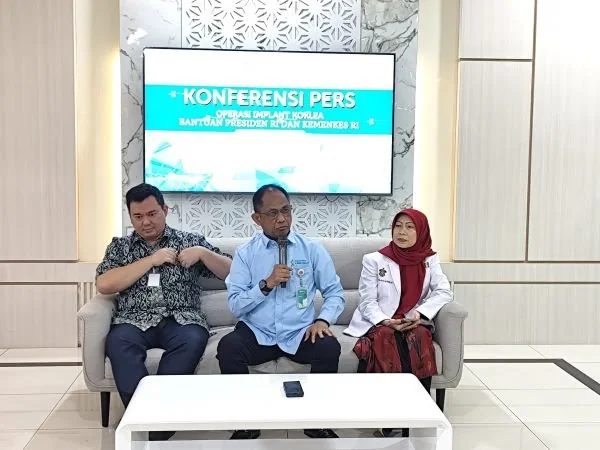 Konferensi Pers terkait operasi implan koklea bantuan Presiden dan Kemenkes RI, di PCC (Dok : Hanifah KabarMakassar).