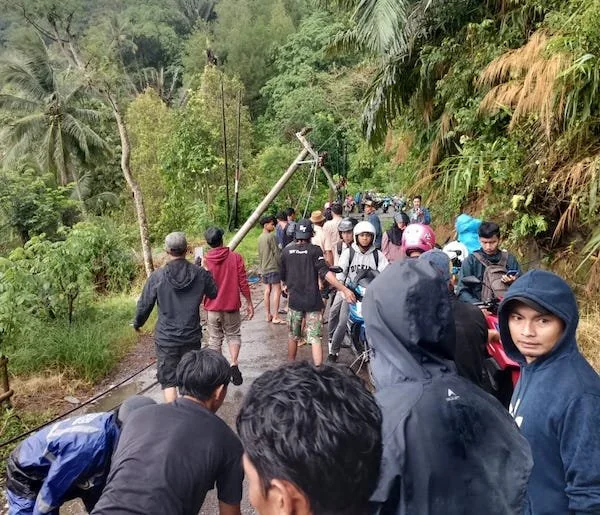 Warga Sinjai bersama Aparat TNI POLRi saling mebantu melakukan evakuasi dan pembersihan secara manual terhadap tiang listrik serta pohon yang tumbang ist