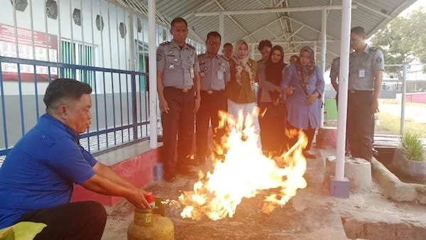 Petugas Damkar Mepraktekan penanganan Pencegahan Kebakaran (Foto : Dok. Fitriani Lestari KabarMakassar)
