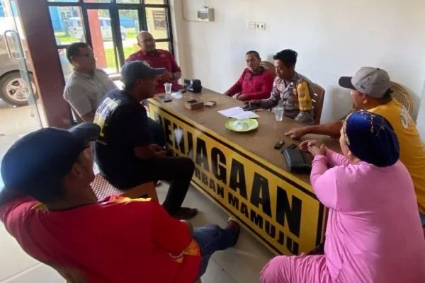 Mediasi yang dilakukan Bhabinkamtibmas Polsek Mamuju (Dok : Ist).