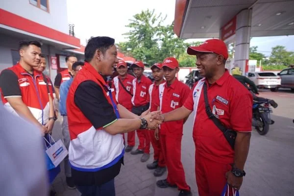 Direktur Pemasaran Pusat dan Niaga PT Pertamina Patra Niaga, Alimuddin Baso, melaksanakan kegiatan “Pantau Bareng SPBU” di wilayah Makassar, Sulawesi Selatan. Dok. Ist