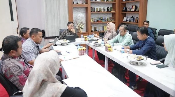 Sekprov Sulsel, Jufri Rahman saat saat menerima Perseroda di Kantor Gubernur Sulsel (Dok: Int)
