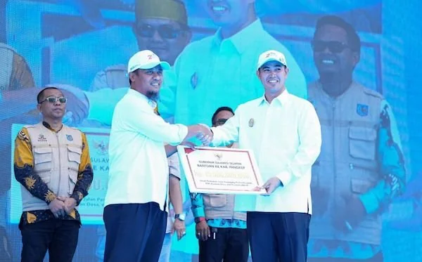 Gubernur Sulsel Andi Sudirman Sulaiman menyerahkan bantuan anggaran untuk Kabupaten Pangkep (dok. Ist)