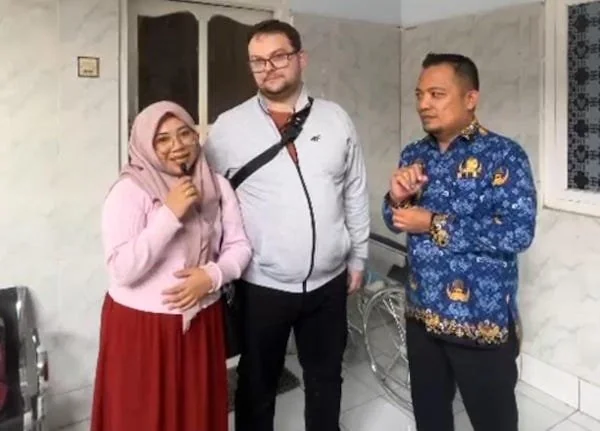 Pasangan lintas benua, Hubert Lytkowski (32) dengan Herni Lytkowska (23), saat memberikan apresiasi kepada Kepala Dinas Dukcapil Jeneponto, Mustaufiq. (Ist).