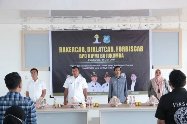 Muchtar Ali Yusuf saat sambutan pada kegiatan Rakercab, Diklatcab, Forbiscab BPC HIPMI Bulukumba di lantai 4 Gedung Pinisi Bulukumba (Dok : ist).