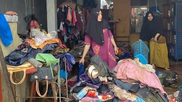 Salah satu warga Maros saat berjuang membersihkan lumpur dari sisa banjir (Dok : Atri KabarMakassar).
