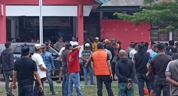 Massa pendukung Paslon 3 Sarif - Qalby saat menggeruduk Kantor Kecamatan Kelara. (Foto/ullah).