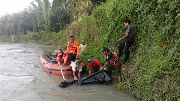 Tim SAR Gabungan saat mengevakuasi jenazah korban dari sungai (dok:ist)