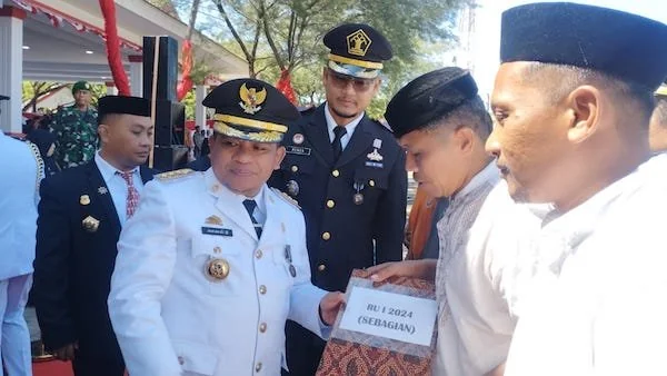 Pj Bupati Jeneponto, Junaedi Bakri bersama Karutan Kelas IIB Jeneponto, Renza Maisetyo saat memberikan remisi HUT RI ke 79. (Foto/Ullah).