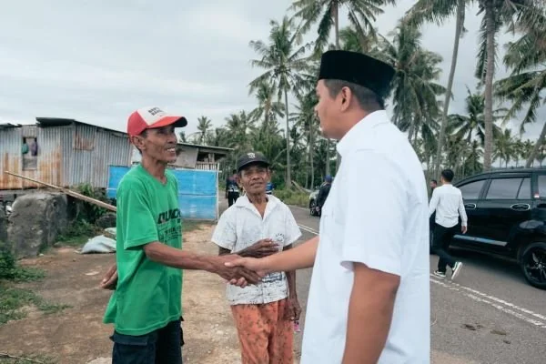 Bupati Bantaeng Uji Nurdin saat meninjau jalan pesisir yang terputus (Dok : Ist).
