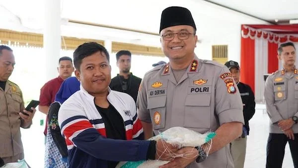 Kapolda Sulbar Irjen Pol Adi Deriyan Jayamarta saat menyerahkan bantuan kepada driver Ojek online di Majene(dok:ist)