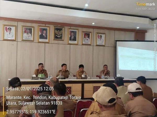 Bupati Toraja Utara, Frederik V. Palimbong bersama Sekda Torut, Salvius Pasang, dan Kepala Bapenda dalam pertemuan bersama Camat lurah dan lembang. (Dok:Jerni)