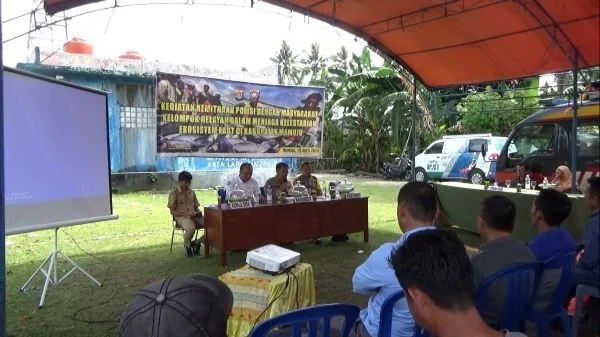 Ditpolairud Polda Sulbar menggelar sosialisasi kepada warga pesisir di desa Sumare, Kecamatan Simboro, Kabupaten Mamuju.