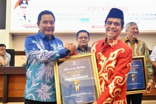 Pj Gubernur Sulsel menyerahkan piagam penghargaan Adipura kepada Wabup Kepulauan Selayar, Saiful Arif.