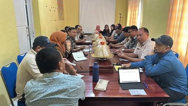 Kepala Disperkimtan Jeneponto, Nirmala Syuaib saat memimpin rapat bersama PPK, PPTK dan pengelola Rusun. (Foto/ist).