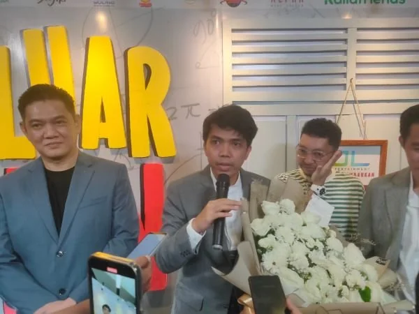 DL Entertainment menggelar gala premiere film "Keluar Main 1994" yang berlangsung  di Studio XXI Nipah Mall, Makassar, Senin (25/3).