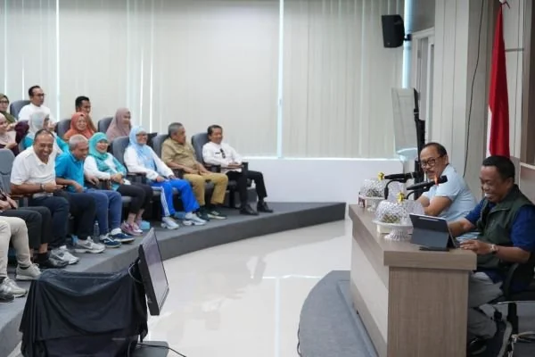 Gubernur Sulbar Suhardi Duka saat menggelar rapat persiapan HUT RI ke-80 (Dok : Ist).